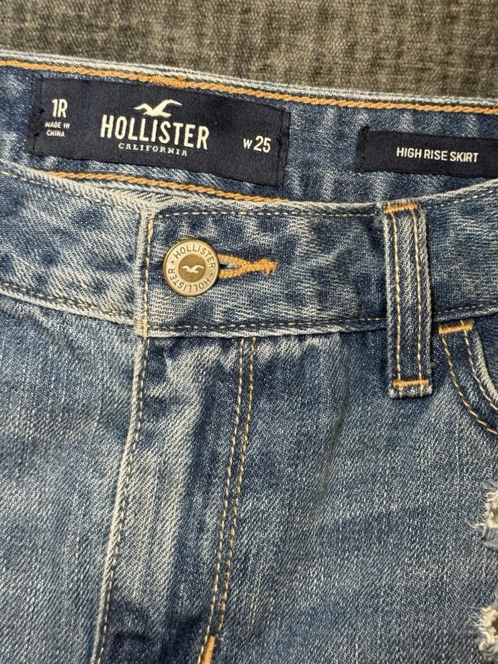 Denim Mini Skirt HOLLISTER Hi-Rise Distressed
Size 1R W 25 Measures 25x14 - Picture 4 of 8
